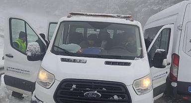 Karda mahsur kalanları İzmir Büyükşehir Belediyesi ekipleri kurtardı