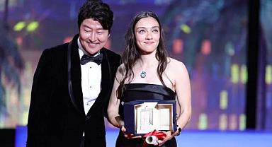 Cannes'da En İyi Kadın Oyuncu Ödülünü alan Merve Dizdar'a ünlüler ve siyasetçilerden tebrik yağdı