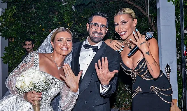 İrem Derici'ye sahnede yüzük taktılar