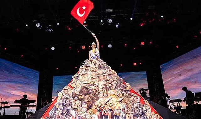 Simge 30 Ağustos için tasarlanan dev elbiseyle sahnede