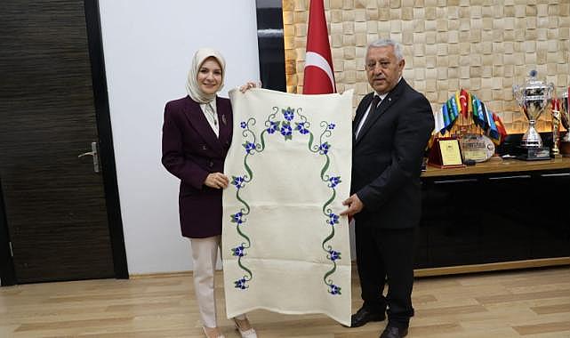 Bakan Mahinur Özdemir Göktaş´tan Başkan Zeybek'e ziyaret