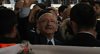 Kılıçdaroğlu salonun tamamından büyük destek alarak girdi