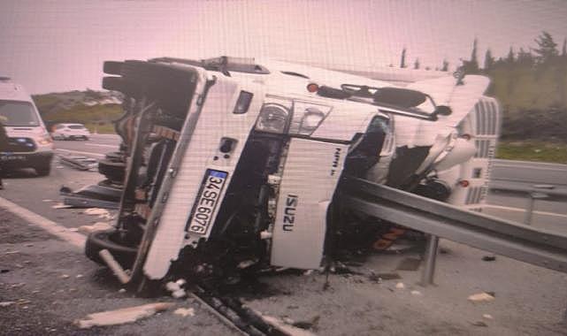 Akhisar'da et yüklü tır devrildi: 1 ölü
