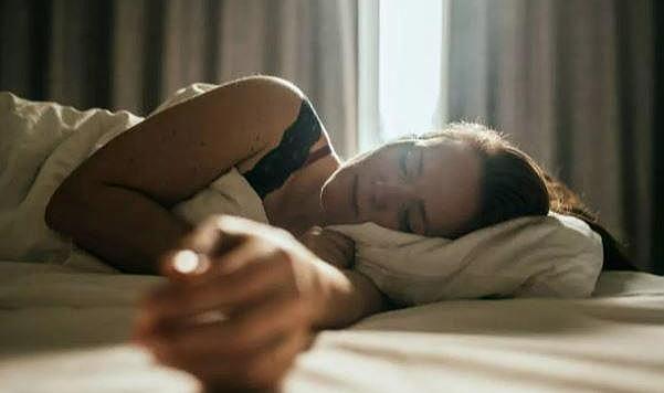 Hafta sonları fazladan uyumak, insanı daha mutlu ve sağlıklı yapıyor