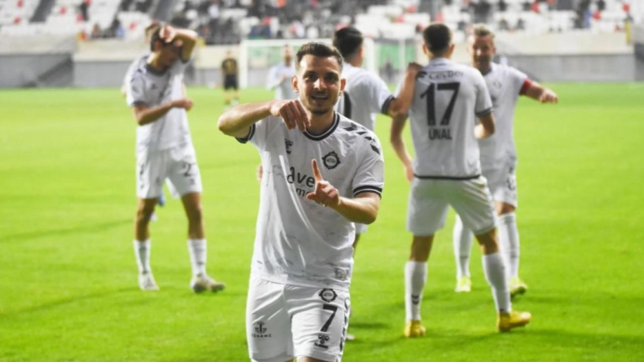 Altay'da Caner ve Emre'den kulübe ihtar!