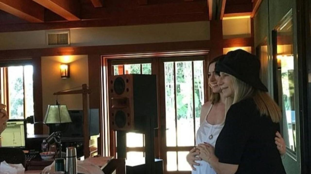 Barbra Streisand'dan Anne Hathaway'e hamilelik kutlaması