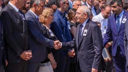 Butlan sonrası ilk kez yan yana geldiler: Özel ve Kılıçdaroğlu tokalaştı
