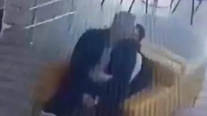Devlet hastanesinde güvenlikten uygunsuz görüntüler! Hastalar şifa beklerken rezaleti izledi