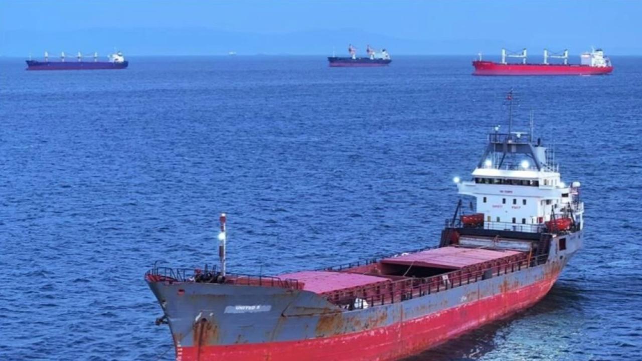 Hürmüz Boğazı'nda tansiyon yeniden yükseliyor! BM, 11 bin gemicinin mahsur kaldığı bölgede tahliyeleri askıya aldı