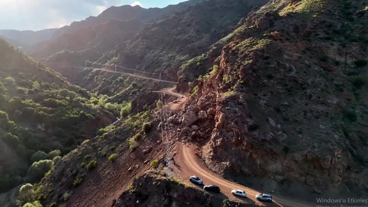 İki mahalleyi bağlayan yol kapandı: Mahalleli tepki gösterdi