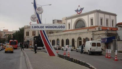 İZBAN’ın en yoğun duraklarından biri… Alsancak’ta peron yenileniyor