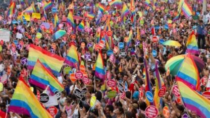 İzmir’de 14. Onur Yürüyüşü kapsamında tüm açık alan etkinlikleri yasaklandı