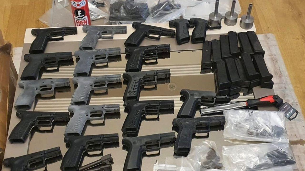 İzmir’de 19 adrese operasyon: Ev değil cephanelik çıktı
