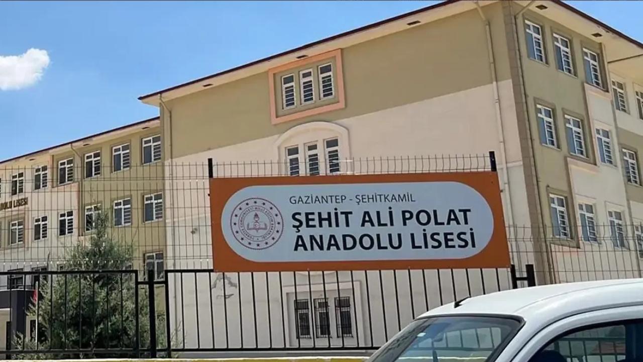 Karne günü kan aktı: Parkta bıçaklanan lise öğrencisi ağır yaralandı!