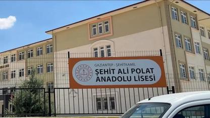 Karne günü kan aktı: Parkta bıçaklanan lise öğrencisi ağır yaralandı!