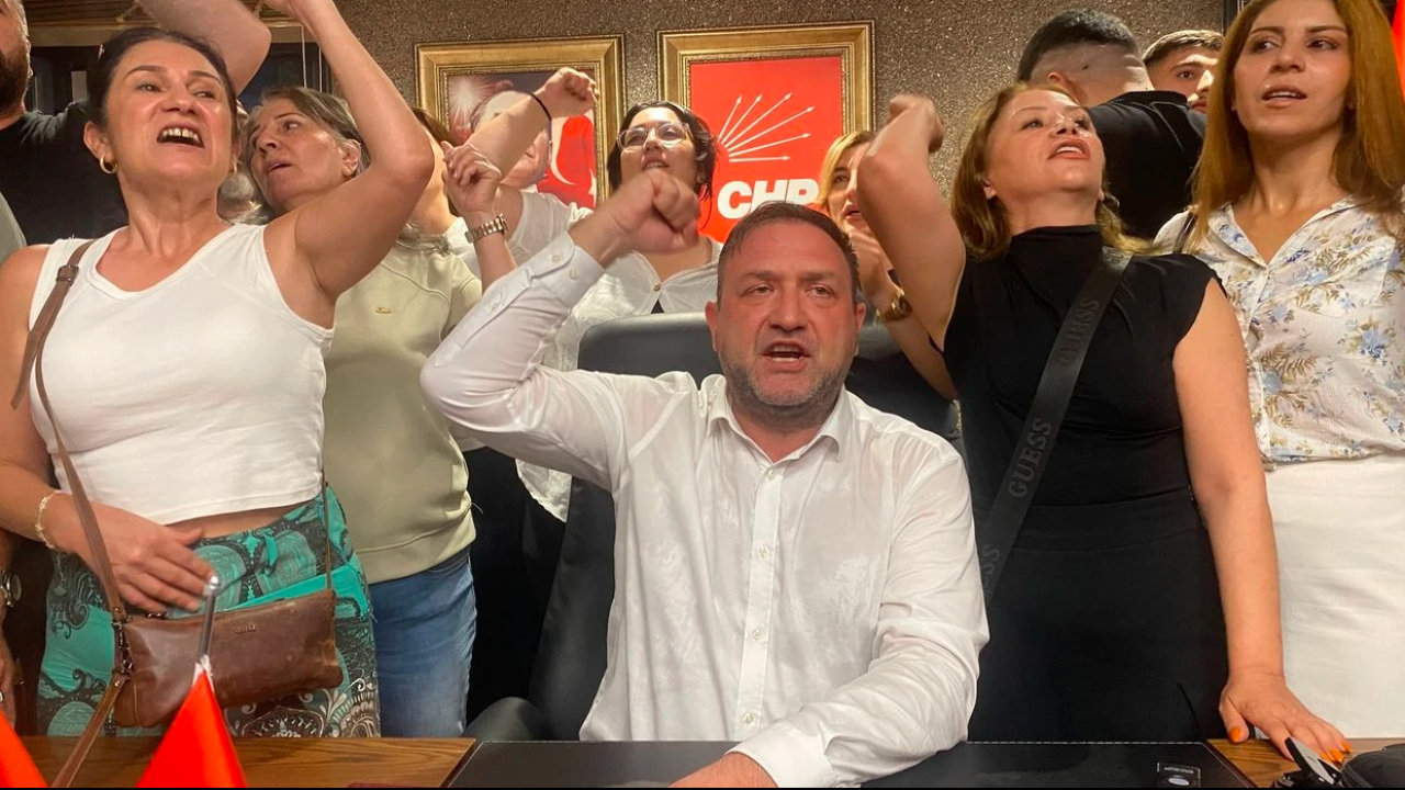 Özel’in fotoğrafı kaldırılmak istendi, Gümrükçü karşı çıktı: Özgür Özel de bizim yoldaşımız