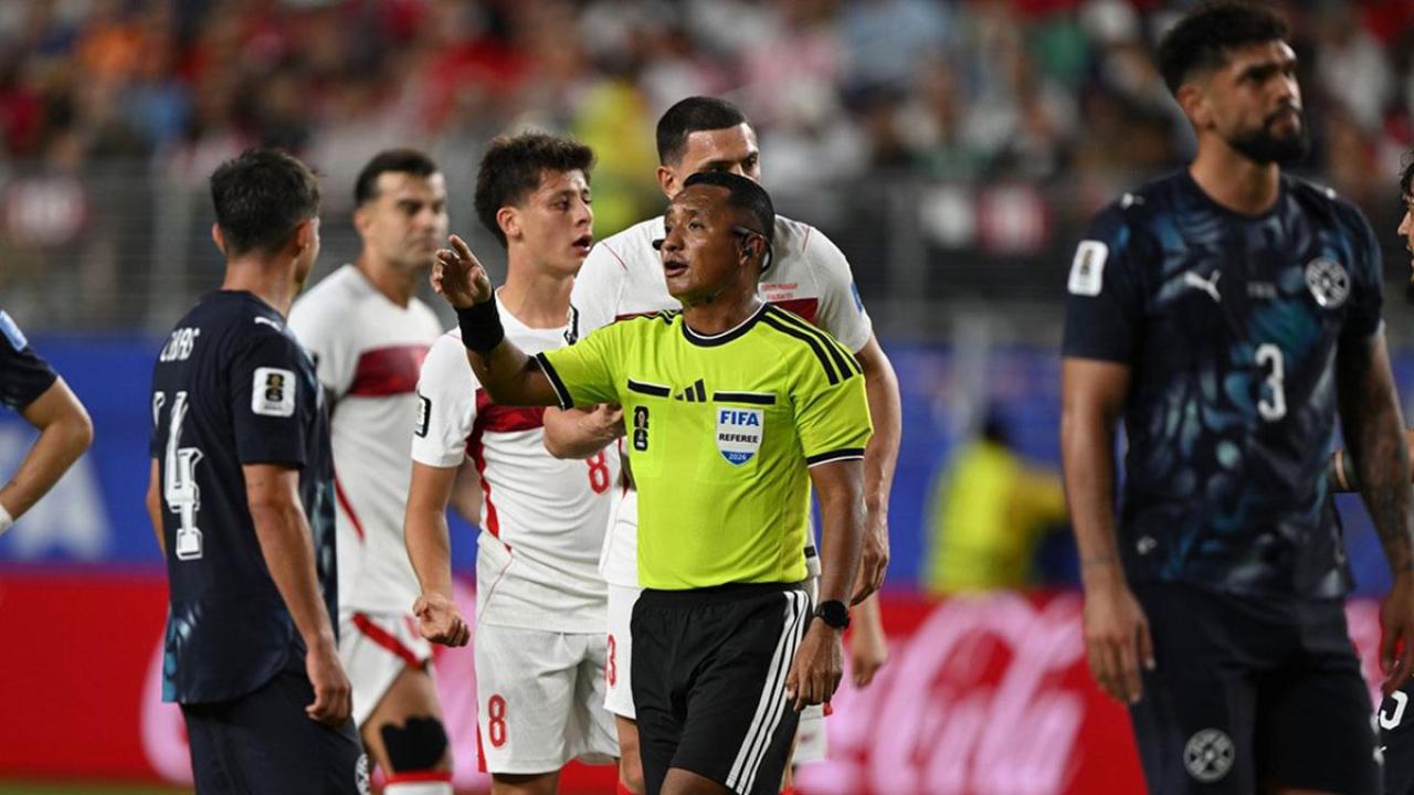Türkiye-Paraguay maçının hakemi şaşırttı! Asıl mesleğini duyanlar inanamadı