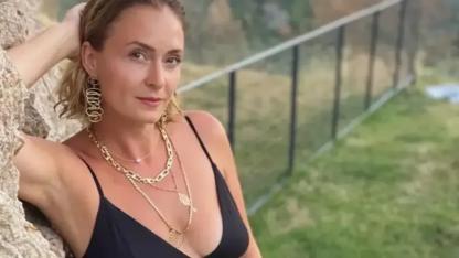 Ceyda Düvenci Ayna Pozuyla Dikkatleri Üzerine Çekti!