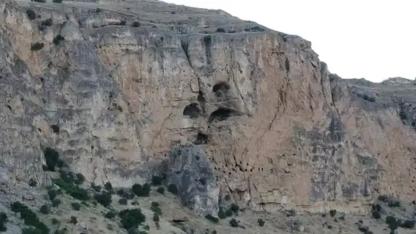 Dağın Zirvesine Yakın Mağarada Şoke Eden Bulgu! İnsan Kemikleri Ortaya Çıktı
