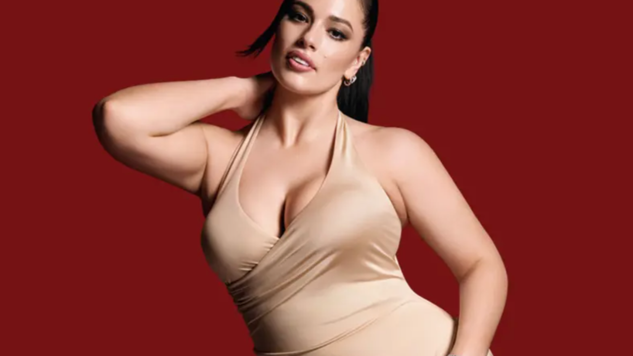 Havuzda objektiflere yansıyan Ashley Graham, kırmızı mayosuyla formunu gözler önüne serdi.