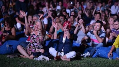 İzmir'de Çim Konserleri başlıyor: Yaz boyunca ücretsiz müzik keyfi