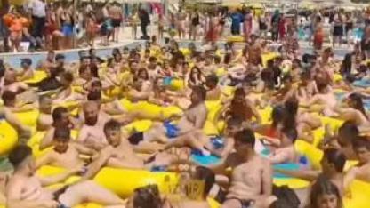 İzmir'de termometreler yükseldi, aquaparklar dolup taştı