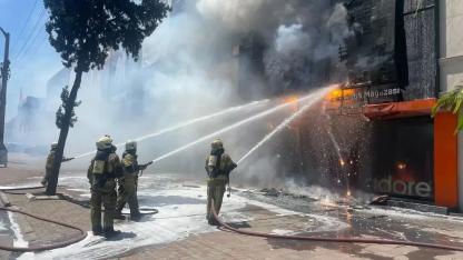 Karabağlar'da Korkutan Yangın! Mağazadan Yükselen Dumanlar Gökyüzünü Kapladı