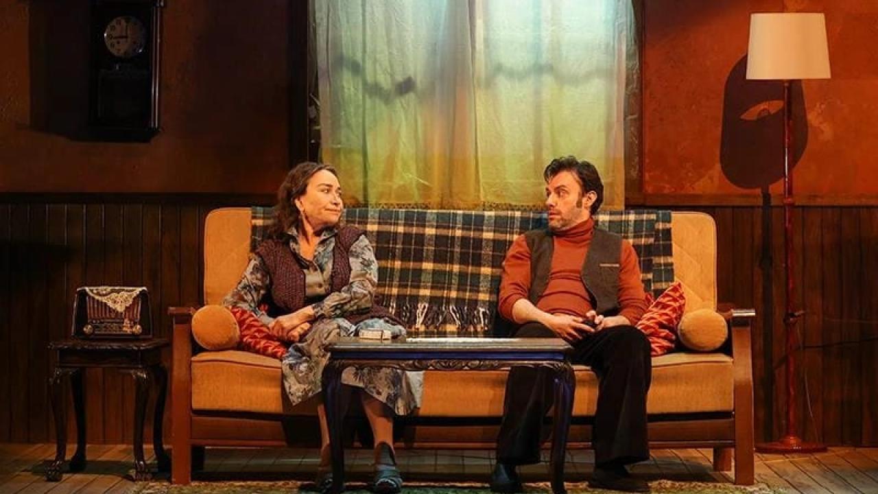 🎭 ÜNLÜ OYUNCU DEMET AKBAĞ, İZMİR’E TİYATRO İÇİN GELİYOR