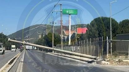 Yol ulaşıma kapandı! Beton direğin devrilmesi paniğe neden oldu