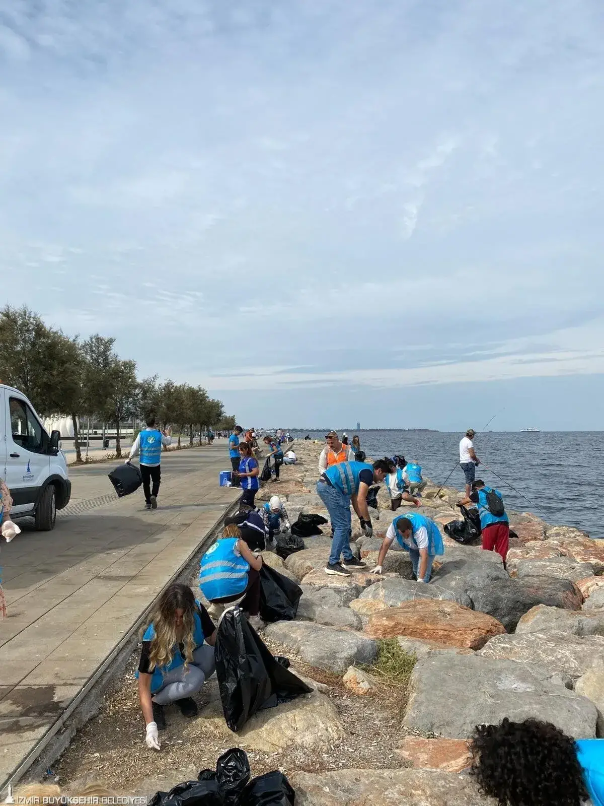 İzmir'de parklar gönüllülerle temizleniyor!